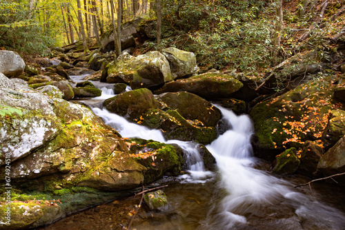 Fototapeta Naklejka Na Ścianę i Meble -  River Flowing Over Boulders In Smoky Mountains National Park In Autumn
