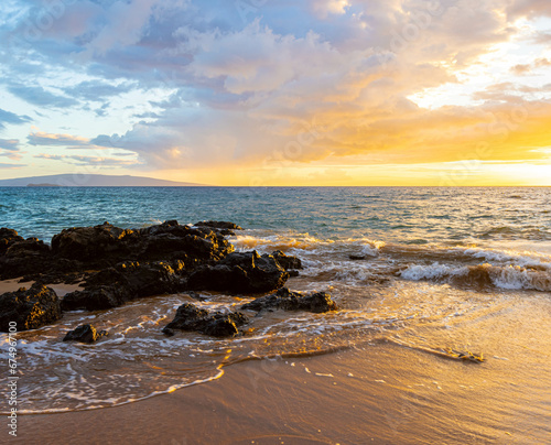 Fototapeta Naklejka Na Ścianę i Meble -  Sunset on Mokapu Beach With Kahoolawe and Molokini In The Distance, Wailea, Maui, Hawaii, USA