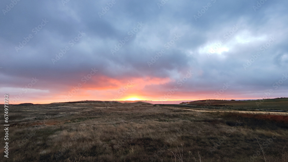 Obraz premium sunrise in the middle of a field as a background or souvenir