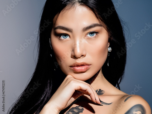 ritratto bellissima donna con occhi azzurri e tatuaggi, pelle liscia bellissima  photo