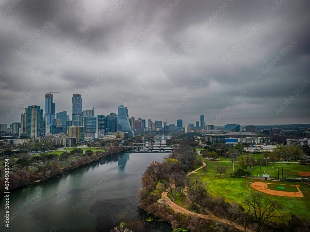 Obraz premium the city skyline is seen in the distance while a river winds through