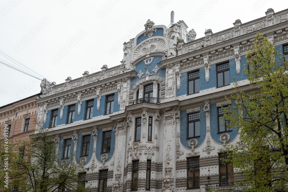 the big building has windows and many windows on it as well as other houses