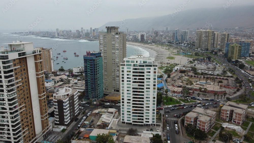 Obraz premium Scenic view of a bustling cityscape on the coastline on a cloudy day