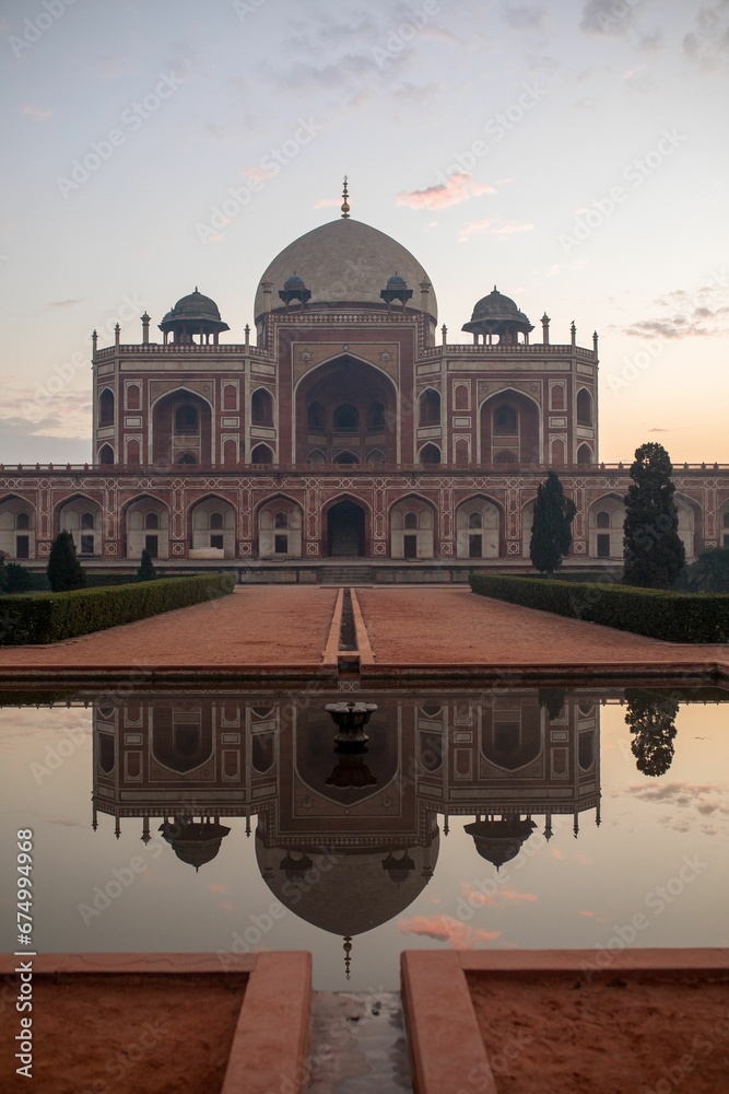 Obraz premium Grand historic Humayun's Tomb in the morning