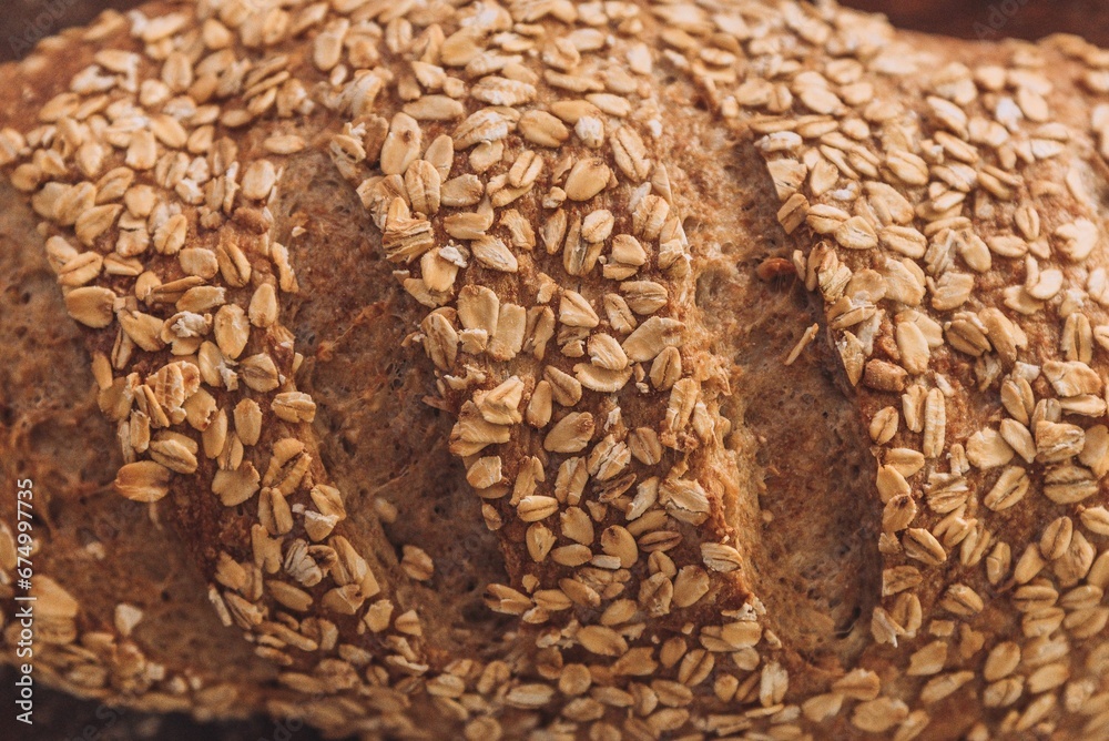 Obraz premium Close-up shotof a freshly-baked bread on a wooden table