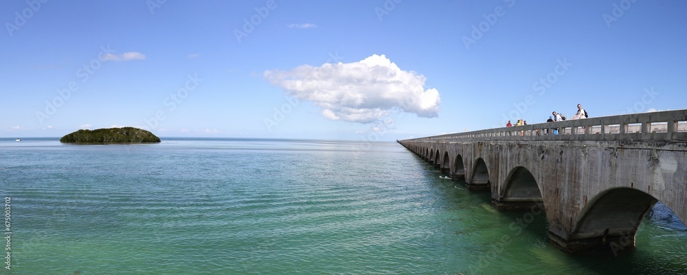Obraz premium Scenic shot of a beautiful bridge spanning over a tranquil body of water in Key West in, Florida USA