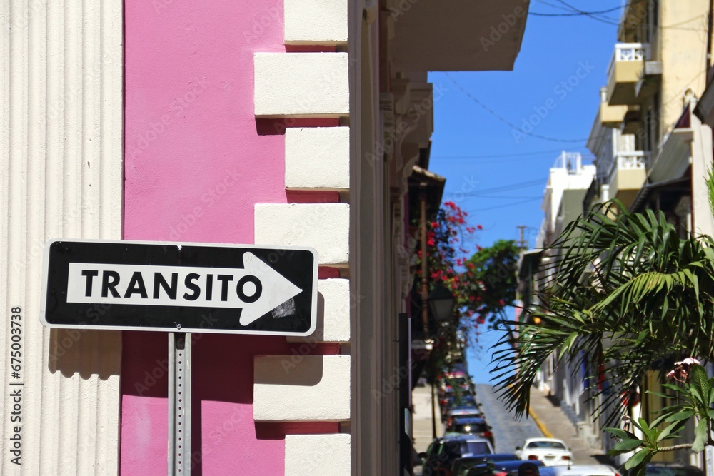 Obraz premium Black white direction sign near a pink building in San Juan, Puerto Rico