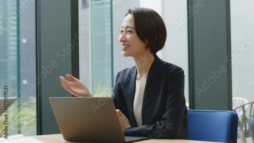 ビジネス会議・会話をする男女