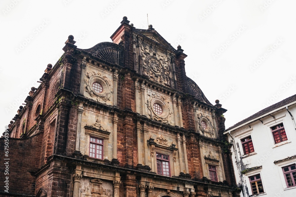 Obraz premium Low angle shot of the historic weathered Basilica of Bom Jesus in Goa