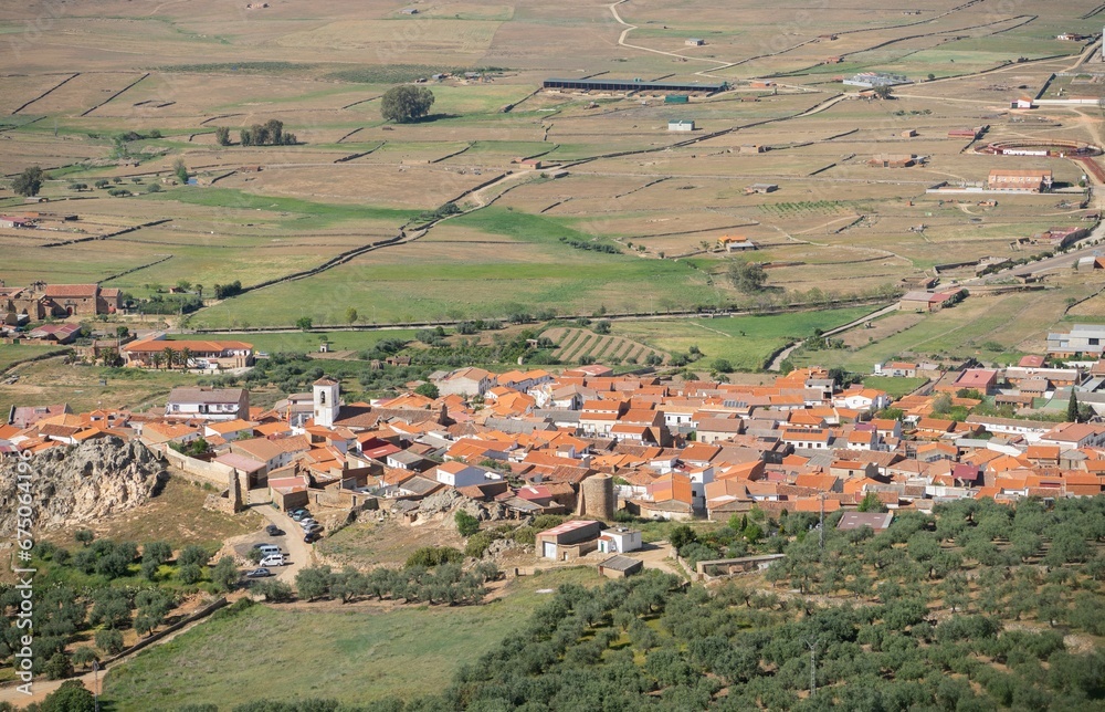 Φωτογραφία Panoramic view of the old town of Puebla de Alcocer with its houses and roofs in
