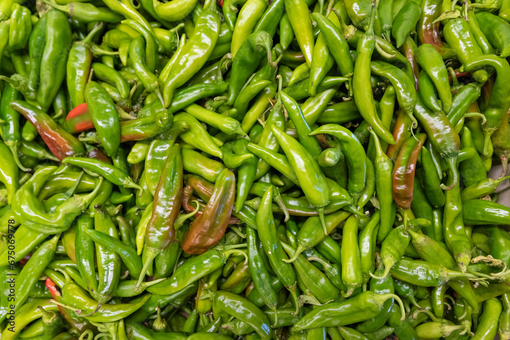 Φωτογραφία Top down view of a large pile of fresh green chili peppers ready for roasting at a market in New Mexico