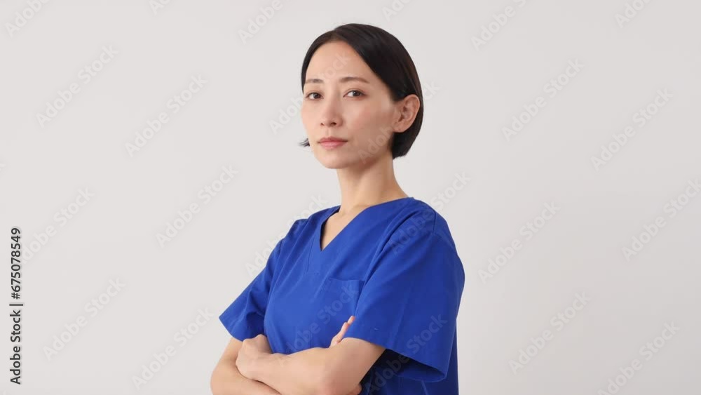 腕組みをする女性の医者 白背景 カメラ目線 腕組みをする女性の医者 白背景 カメラ目線