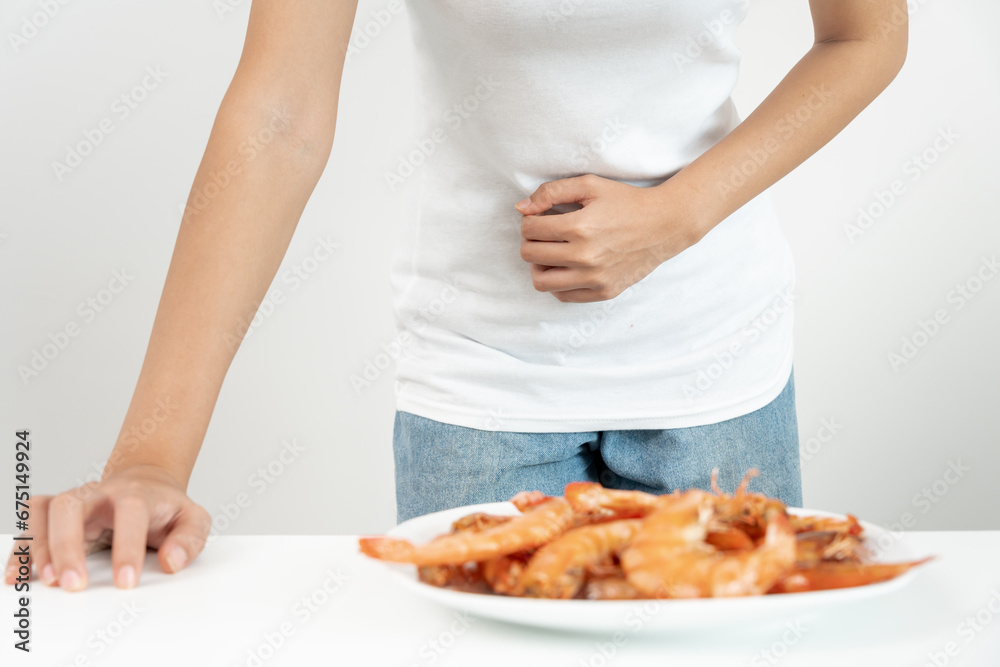 food allergies, women have reactions itching and redness after eating shrimp, seafood allergy, itching, rash, abdominal pain, diarrhea, chest tightness, unconsciousness, death, severe avoid allergies