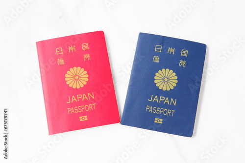 日本のパスポート（一般旅券10年用赤色と一般旅券5年用紺色）を用意して海外旅行を計画する 