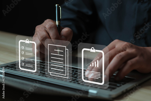 Foto Businessman showing check mark summarizing job Compile lists, votes, and to-do lists