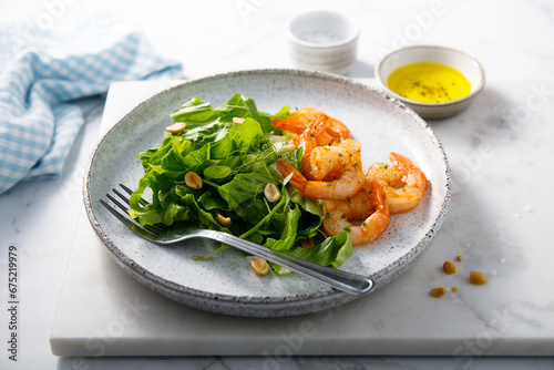 Leaf salad with shrimps and peanut