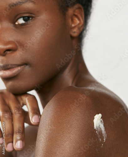 Foto Black woman with shea butter on her shoulder