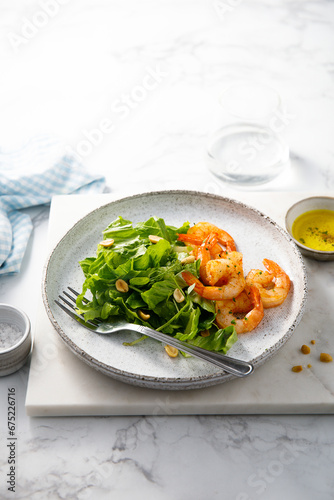 Leaf salad with shrimps and peanut