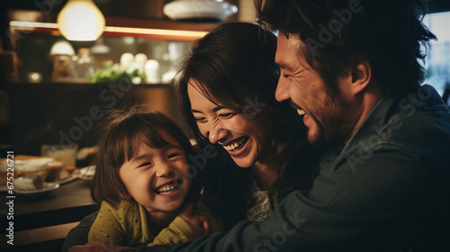 membres d'une famille photographiée lors de moments intimes de partage et de rires 
