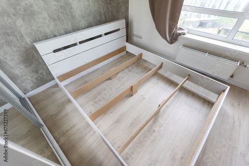 Fotografi The furniture assembler assembles the bed frame, do it yourself and assemble new