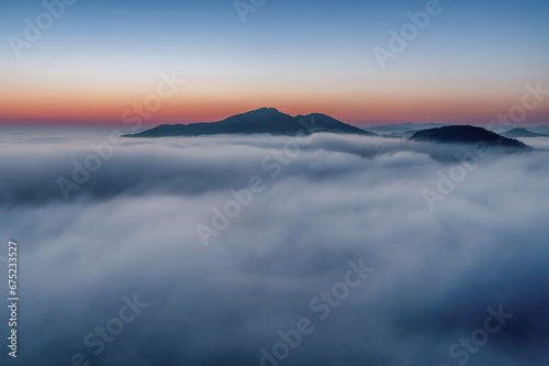 栃木県 雲海が覆いつくす鎌倉山からの風景