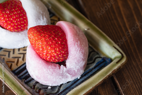 縁起の良い紅白の苺大福。大福で餡子と苺を包んだ和菓子。 photo