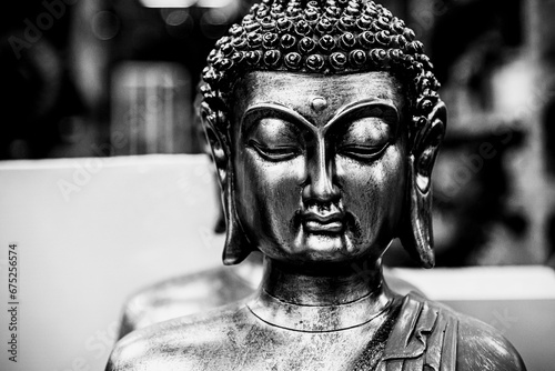 Statue visage du bouddha en bronze - Symbole de paix et sérénité	 photo