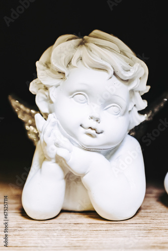 Figurine décorative représentant un ange chérubin mignon	 photo