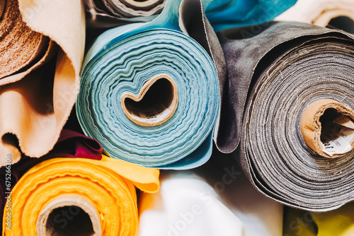Rouleaux de tissus avec des motifs colorés - Matériel de couture	 photo