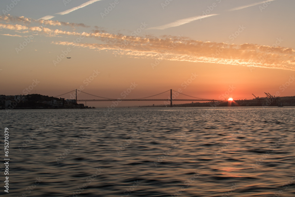 Por do sol travessia do Rio Tejo - Lisboa - Portugal Por do sol travessia do Rio Tejo - Lisboa - Portugal