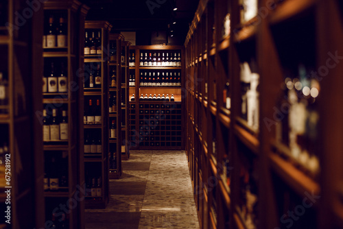 Fotografía Big cellar in wine shop with wooden shelves for alcohol drinks