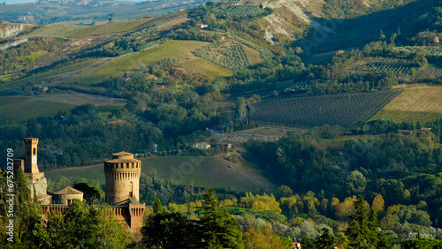 Panorama autonnale dei vigneti e calanchi del gesso nei dintorni di Brisighella, provincia di Ravenna. Emilia Romagna, Italia