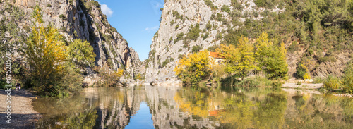 Panorama des gorges du Gouleyrous    Tautavel dans les Pyr  n  es Orientales  France  