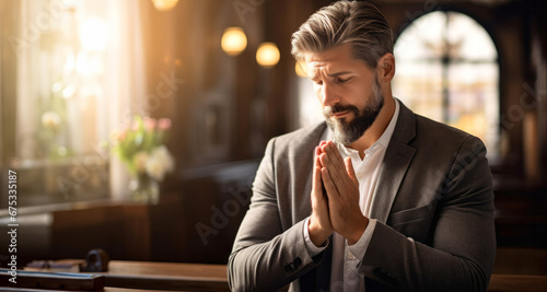 Momento de Reflexión: Fe y Esperanza
Hombre rezando photo