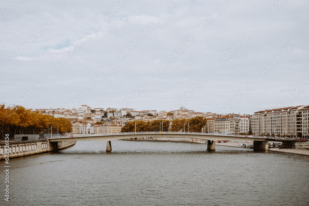 Blick auf Lyon von deiner Brücke aus über den Fluss auf eine weitere Brücke und die schöne Stadt in Frankreich