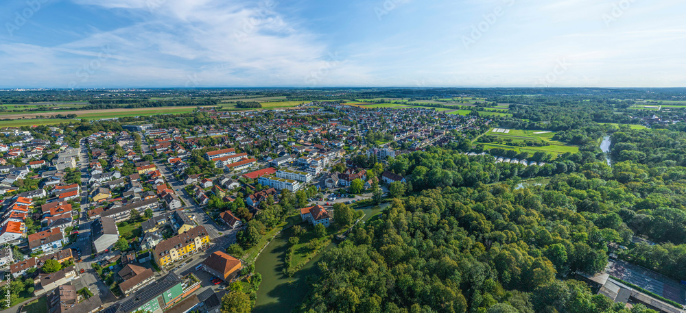 Fototapeta premium Olching im Landkreis Fürstenfeldbruck in Oberbayern, Blick auf die Amperauen und die südlichen Stadtteile