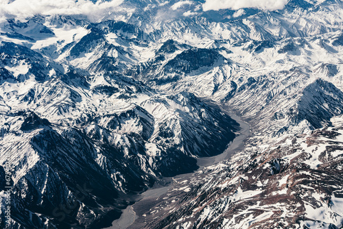 Vista aérea das montanhas nevadas da Cordilheira dos Andes durante primavera entre novembro e dezembro de 2023. 