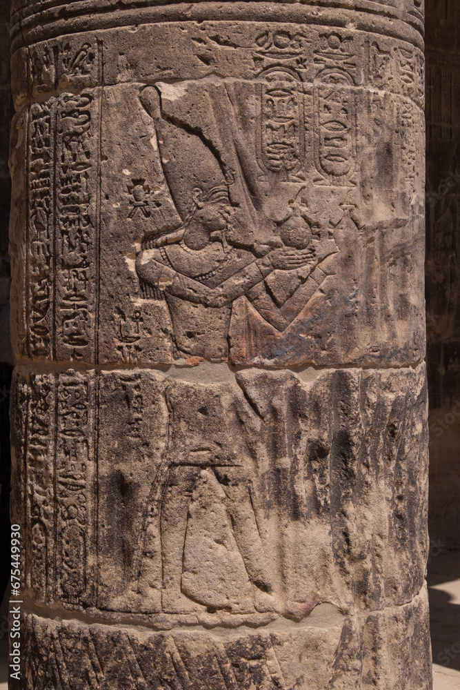 Figura grabada en una columna del templo de Filae, dedicado a la diosa del amor Isis, en una isla de Asuán, Egipto