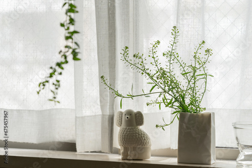 タラスピ,犬の置き物,白い花器,花のある暮らし,エスキナンサスという観葉植物,北欧インテリア photo