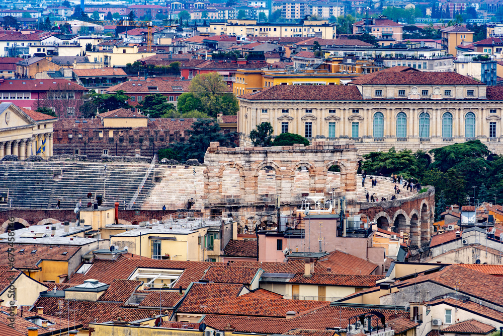 Verona ist eine Stadt in der norditalienischen Region Venetien mit einer mittelalterlichen Altstadt