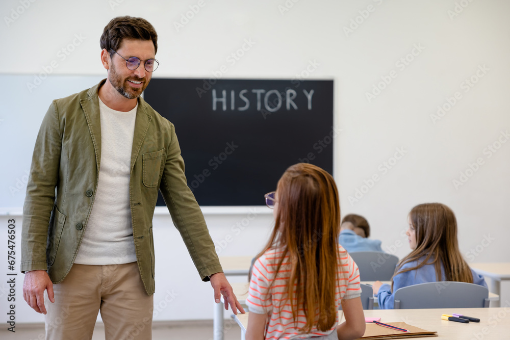 Male teacher and the kids at the history lesson - obrazy, fototapety, plakaty 