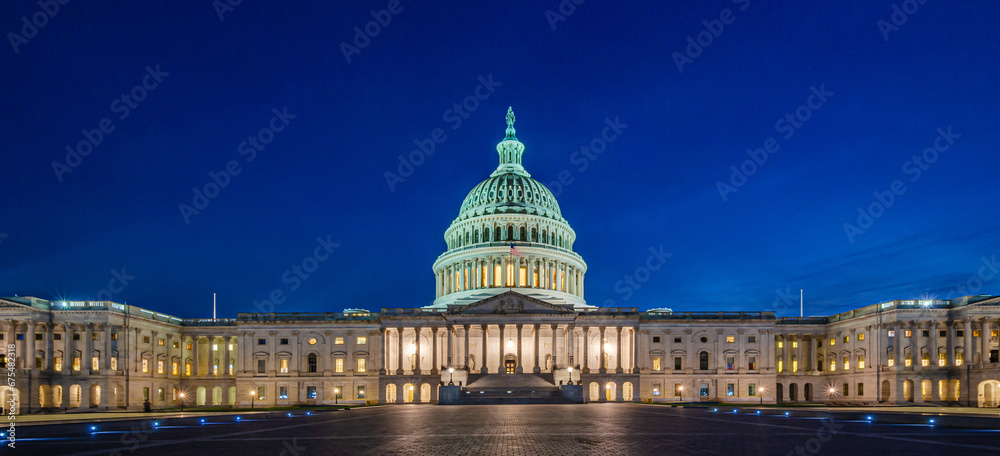Fototapeta premium Kapitol in Washington D.C. zur Blauen Stunde am Abend