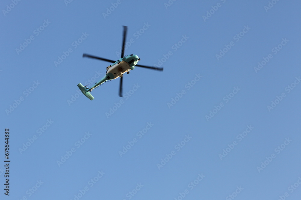 Helicóptero no céu azul sobrevoando a cidade de Buenos Aires