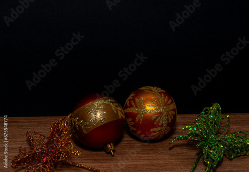 bolas vermelhas e douradas e enfeites de natal photo