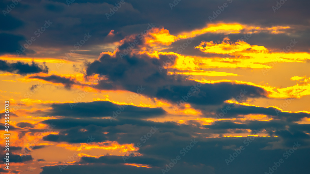 Obraz premium Lush colored clouds in the sky before sunset