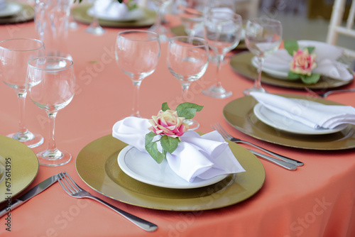 wedding table setting, table set for a dinning, table set for a reception, wedding table setting