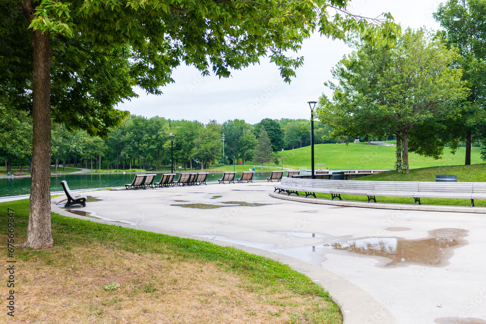 Obraz premium Beaver Lake in the Mount Royal Park