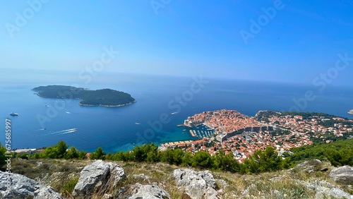 Panorama na miasto Dubrovnik i wyspę Lokrum w Chorwacji © Przemyslaw