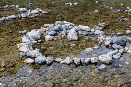 円状に囲われた川の石