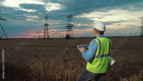 Manager with tablet computer conducts tests of power transmission lines © Валерий Зотьев